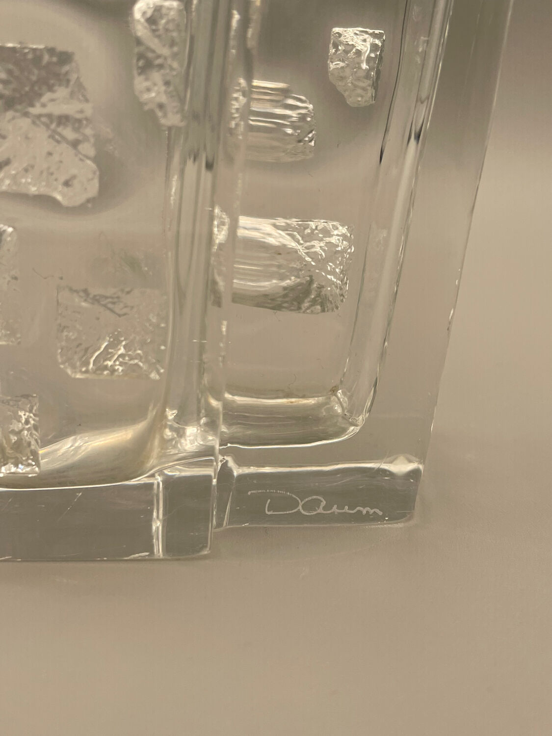 Vase en cristal épais Daum. Décor sculpté forme moderniste. 1960 - 70