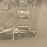 Vase en cristal épais Daum. Décor sculpté forme moderniste. 1960 - 70