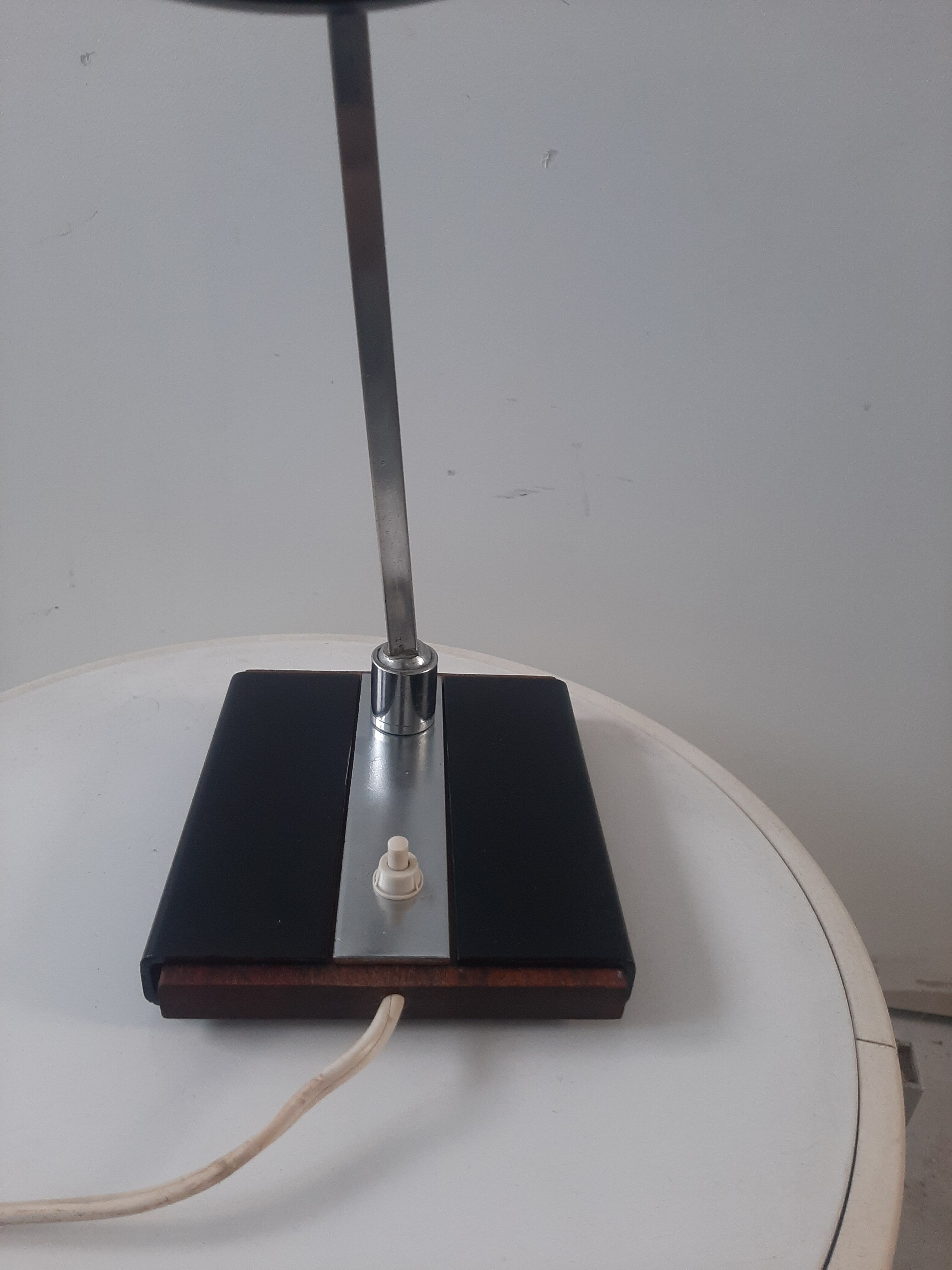 Articulated desk lamp in metal and wood