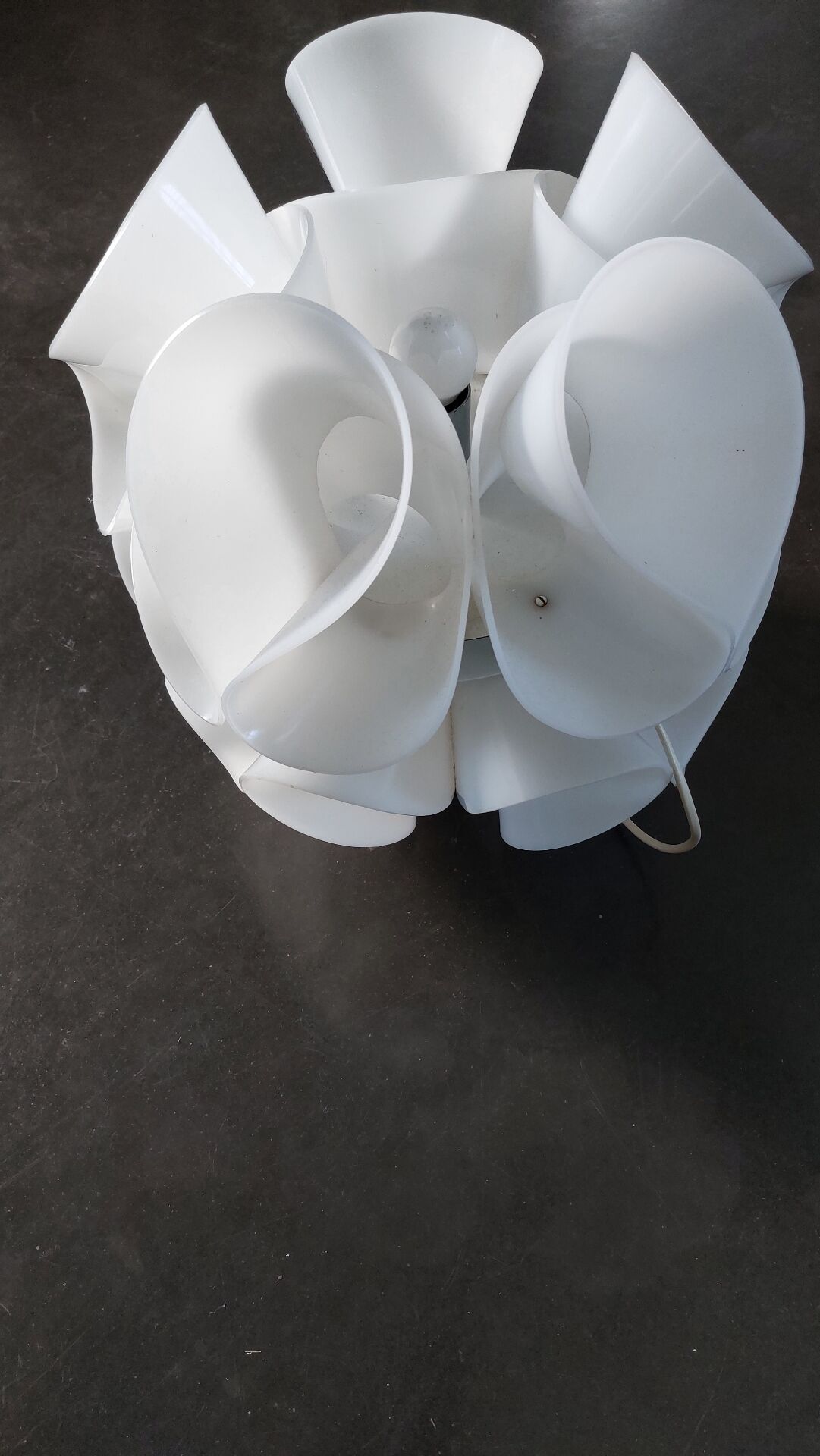 Lampe plexiglas moulé et cintré