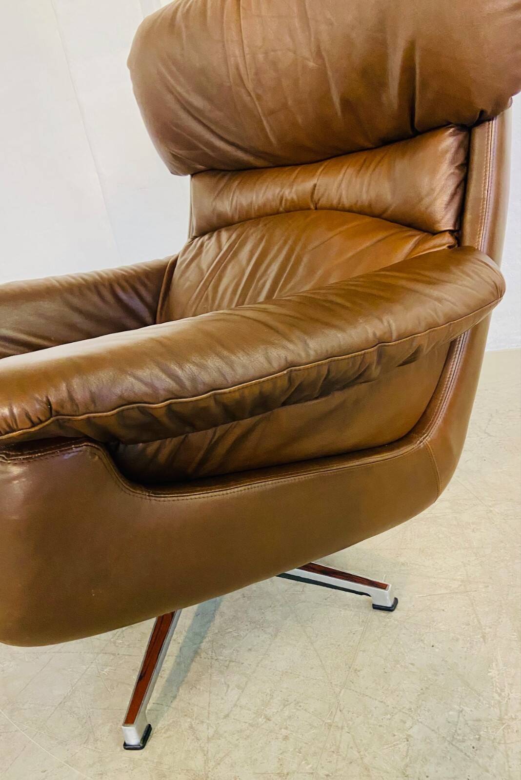 Chaise œuf pivotante en cuir danoise vintage des années 1970 par Bramin