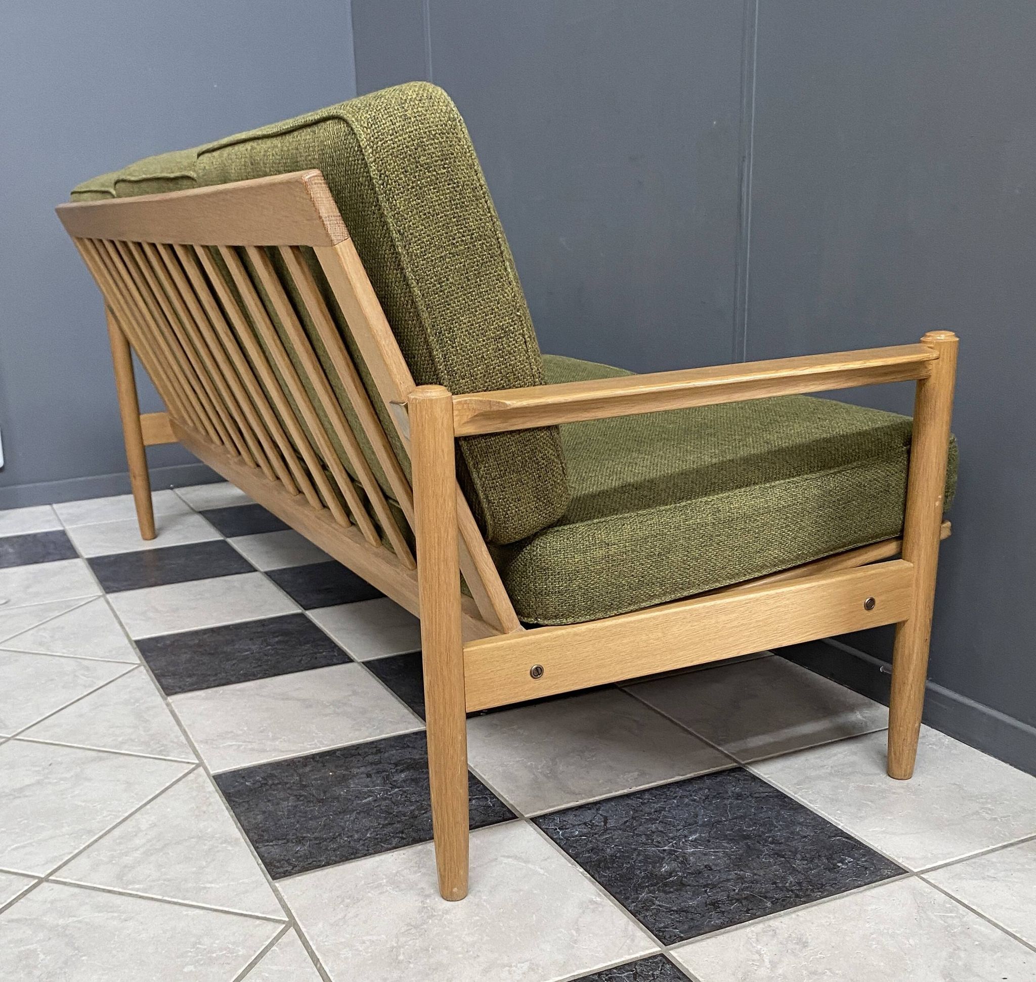 canapé 3 places en tissu vert et bois années 1960