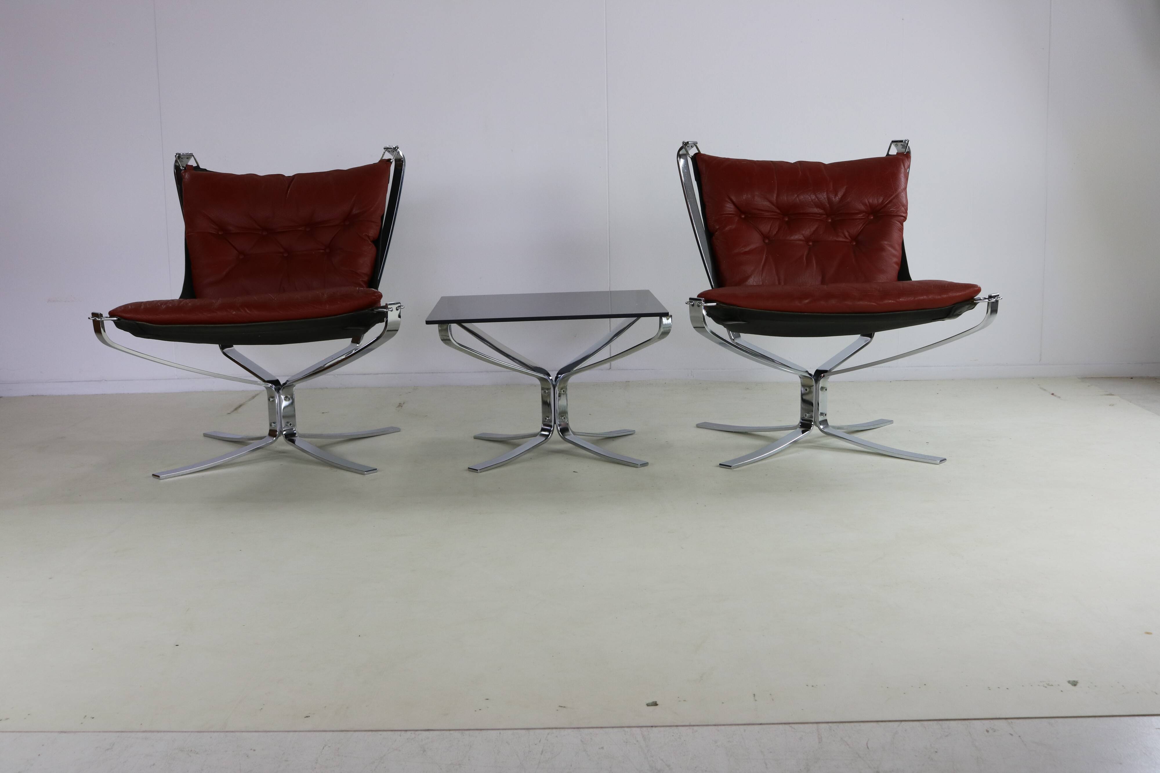 Seventies design special chromed metal Falcon chairs and table by Sigurd Re