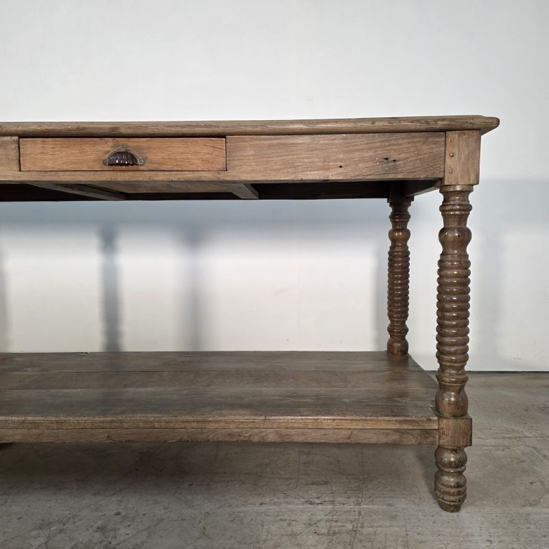 Beautiful 19th-century draper's table in oak with six fluted legs.