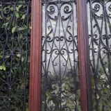 Porte d’entrée vitrée en chêne et grilles en fer, XIXème s.