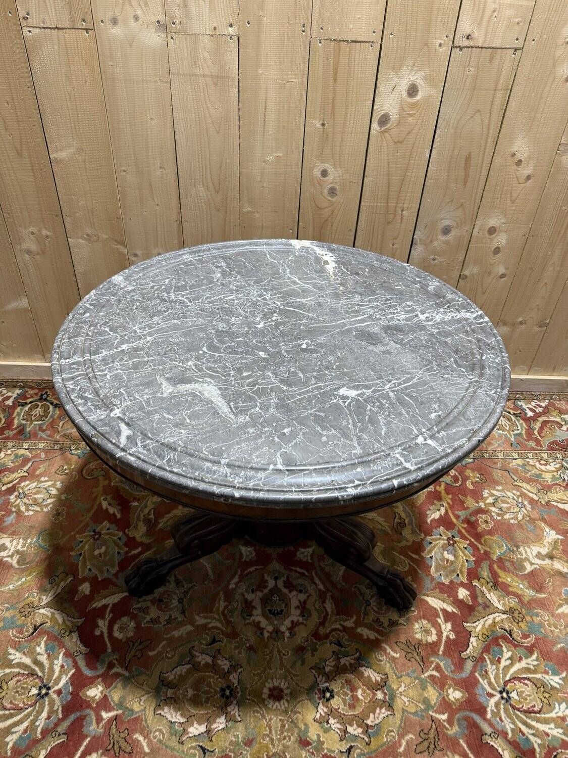 Round tripod gueridon from the Empire period with claw feet in mahogany and marble.