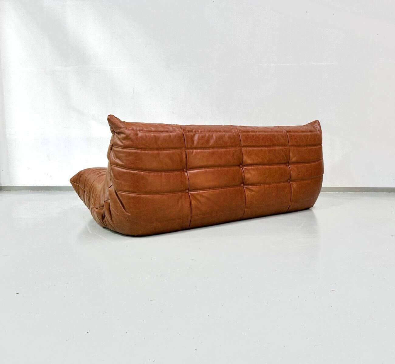 Canapé Togo en cuir cognac attribué à Michel Ducaroy pour Ligne Roset.