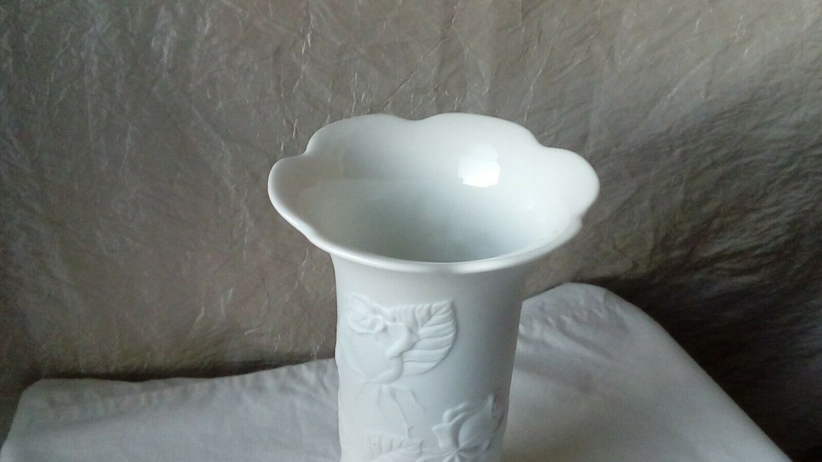 Porcelain vase matt effect decor in relief sign kaiser