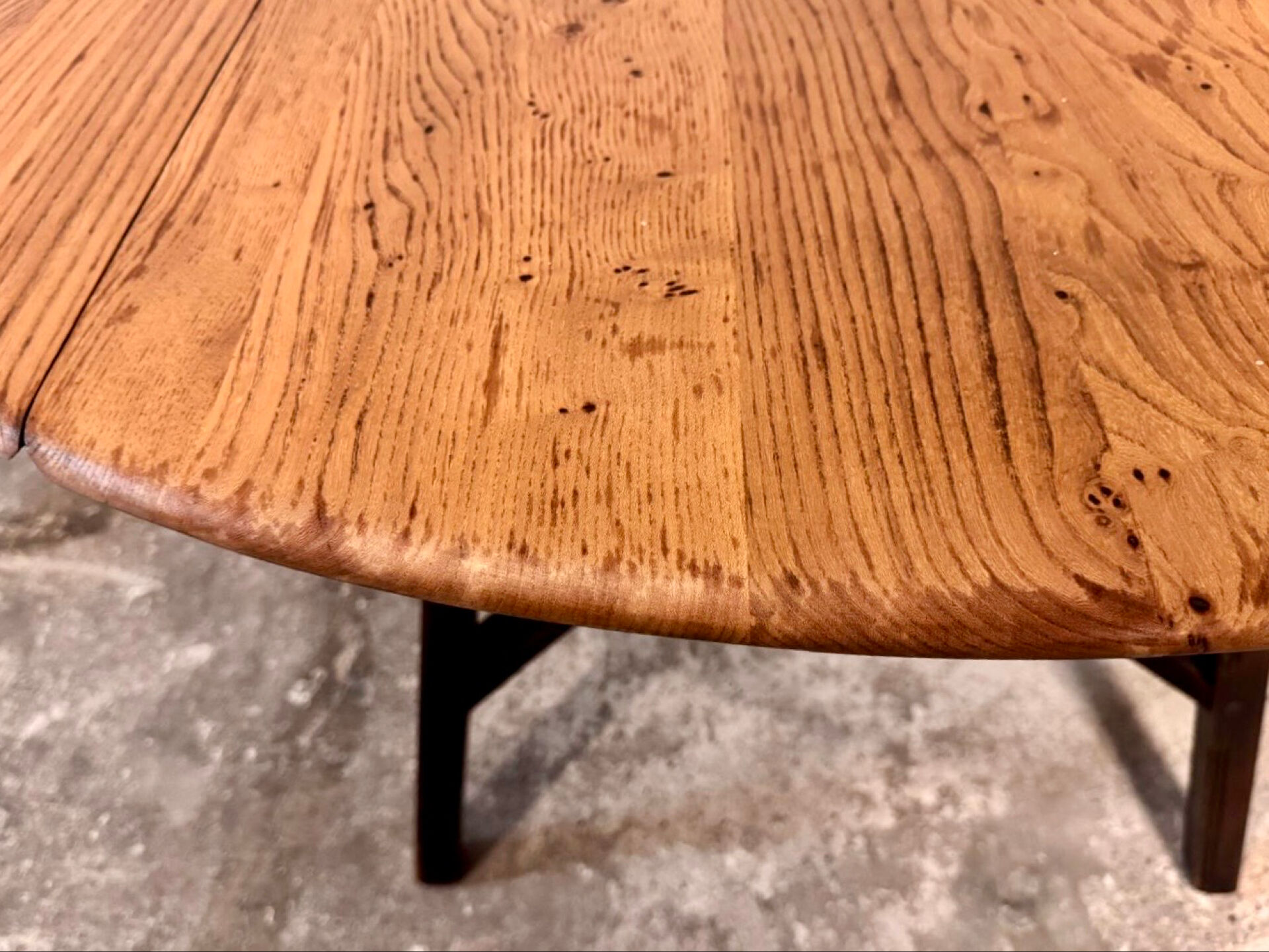 Table à manger en Orme Massif à abattants Ercol 377 