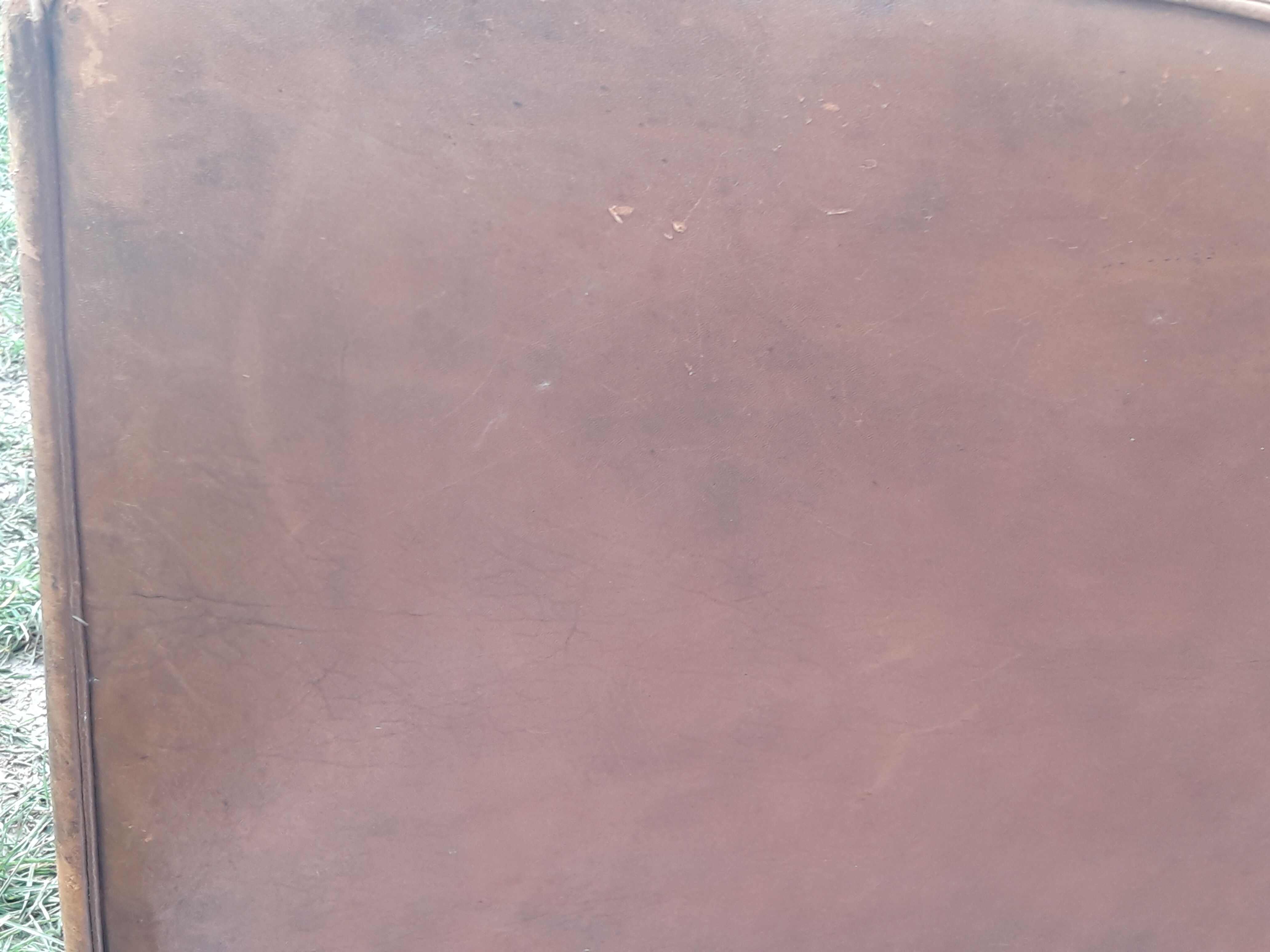 Paire de fauteuils club en cuir marron