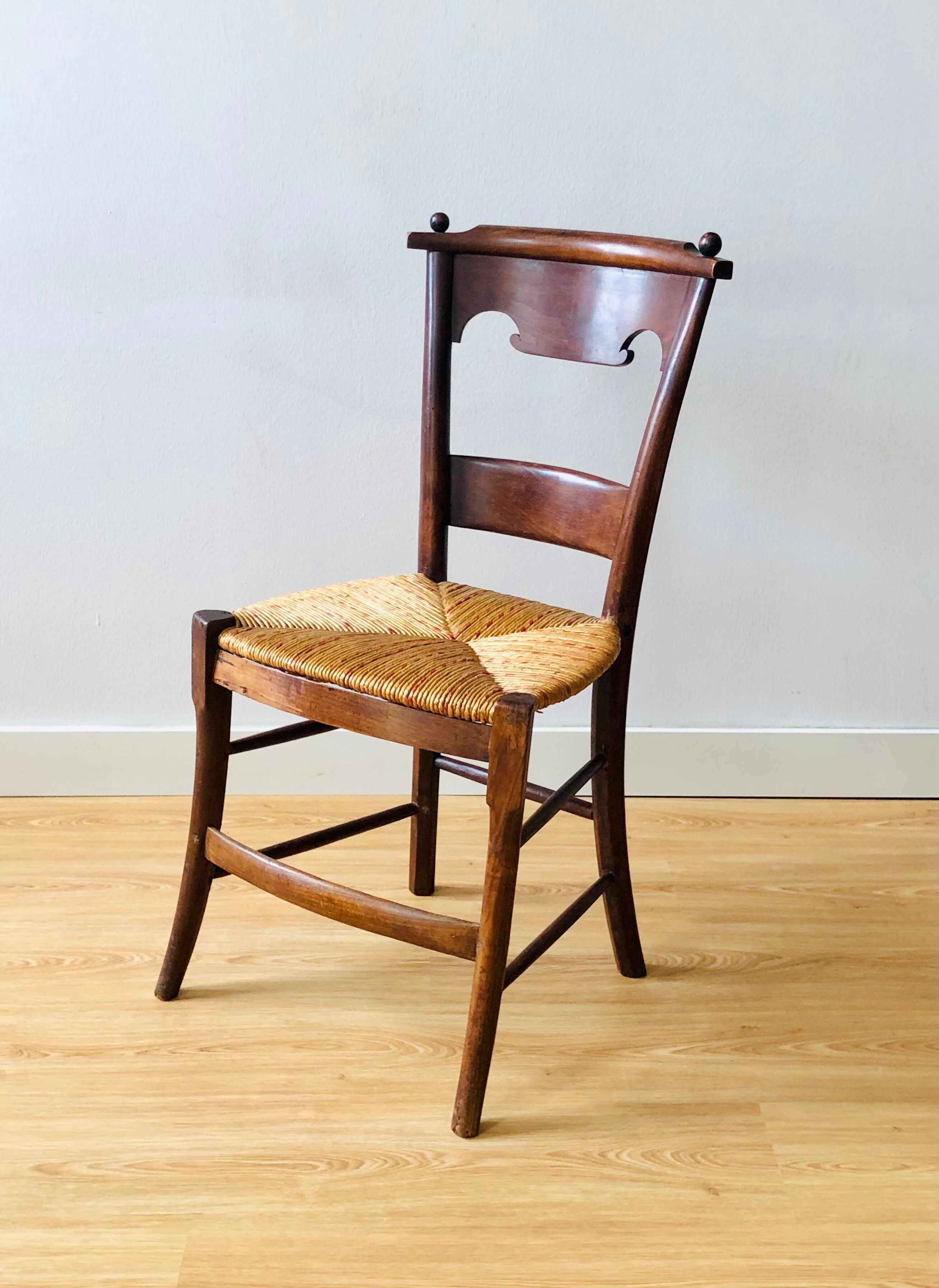 Chaise ancienne en bois et assise paillée