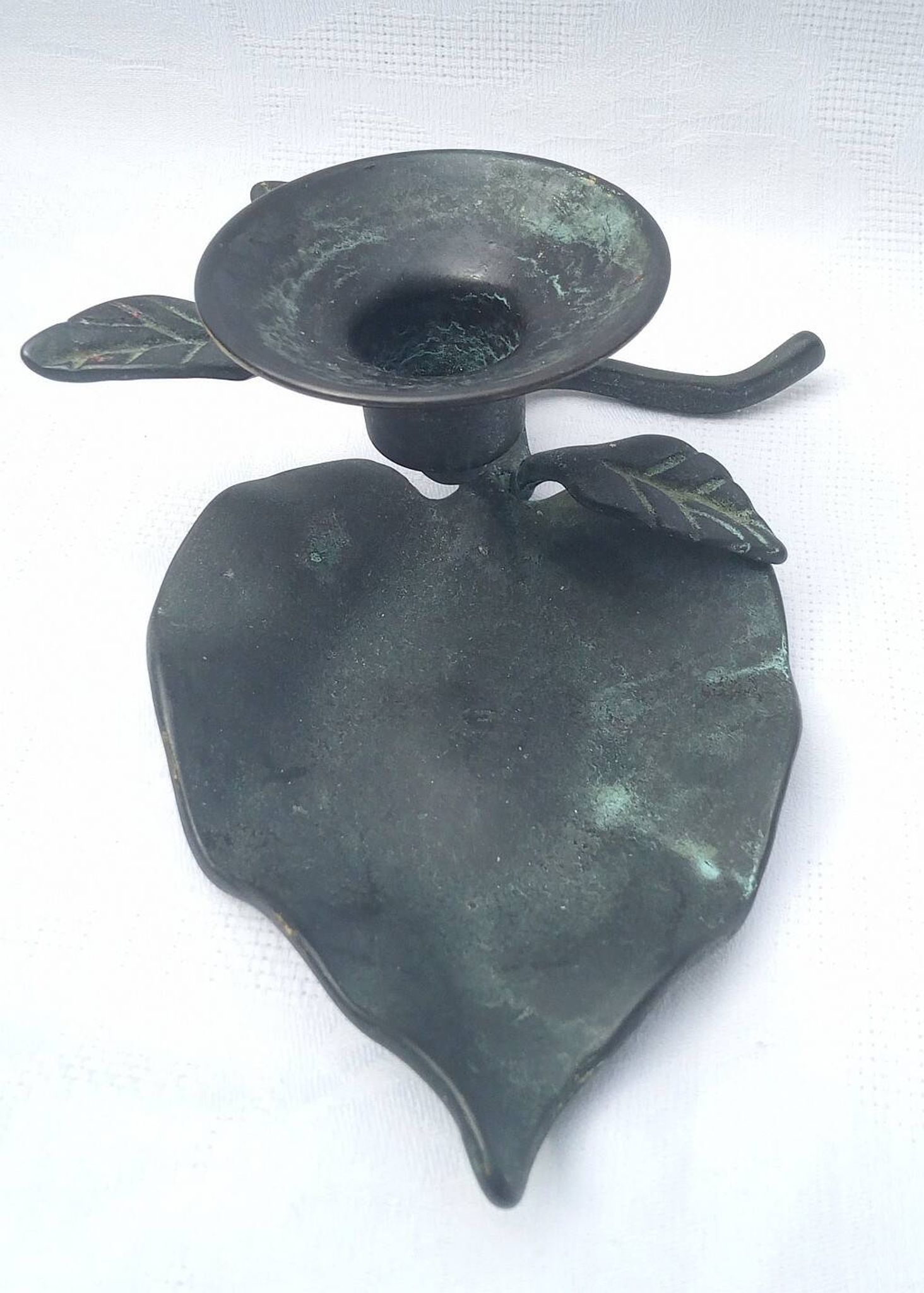 Bougeoir en bronze patiné en forme de fleur