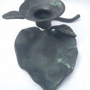 Bougeoir en bronze patiné en forme de fleur