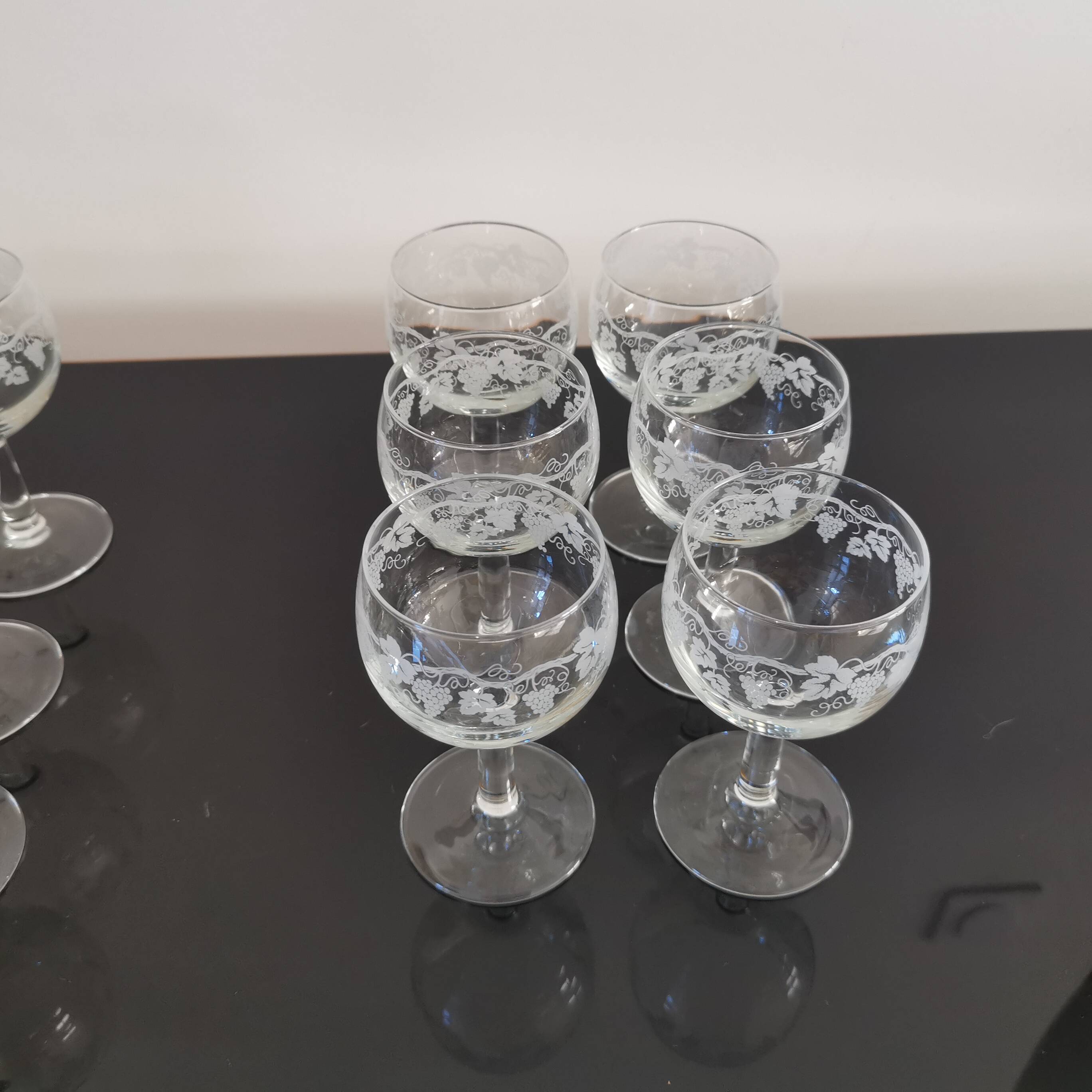 6 vintage “Henri Julien” white wine balloon glasses decorated with bunches of grapes LUMINARC