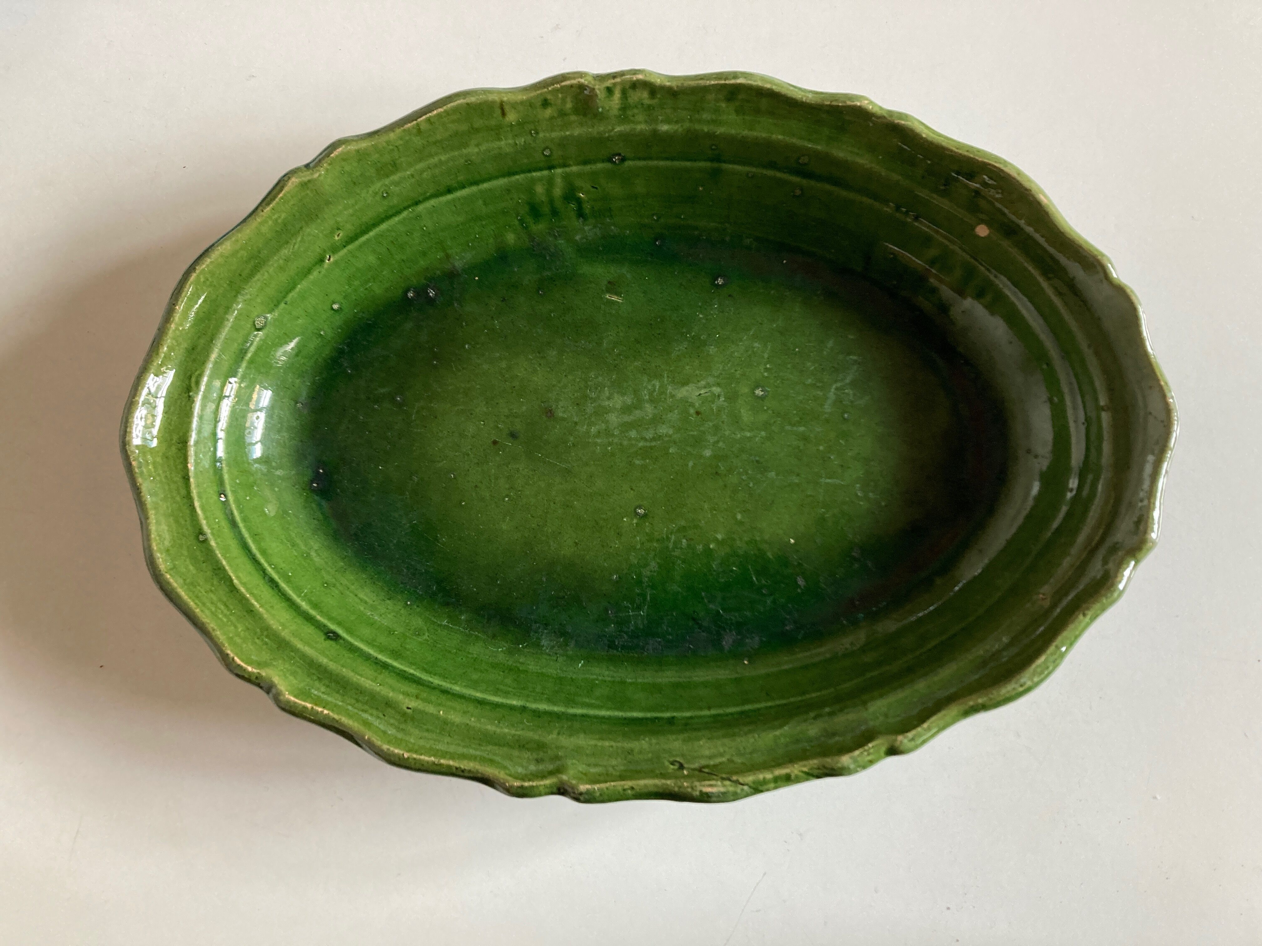 Plat creux de terre vernissée à godrons 1950 Provence