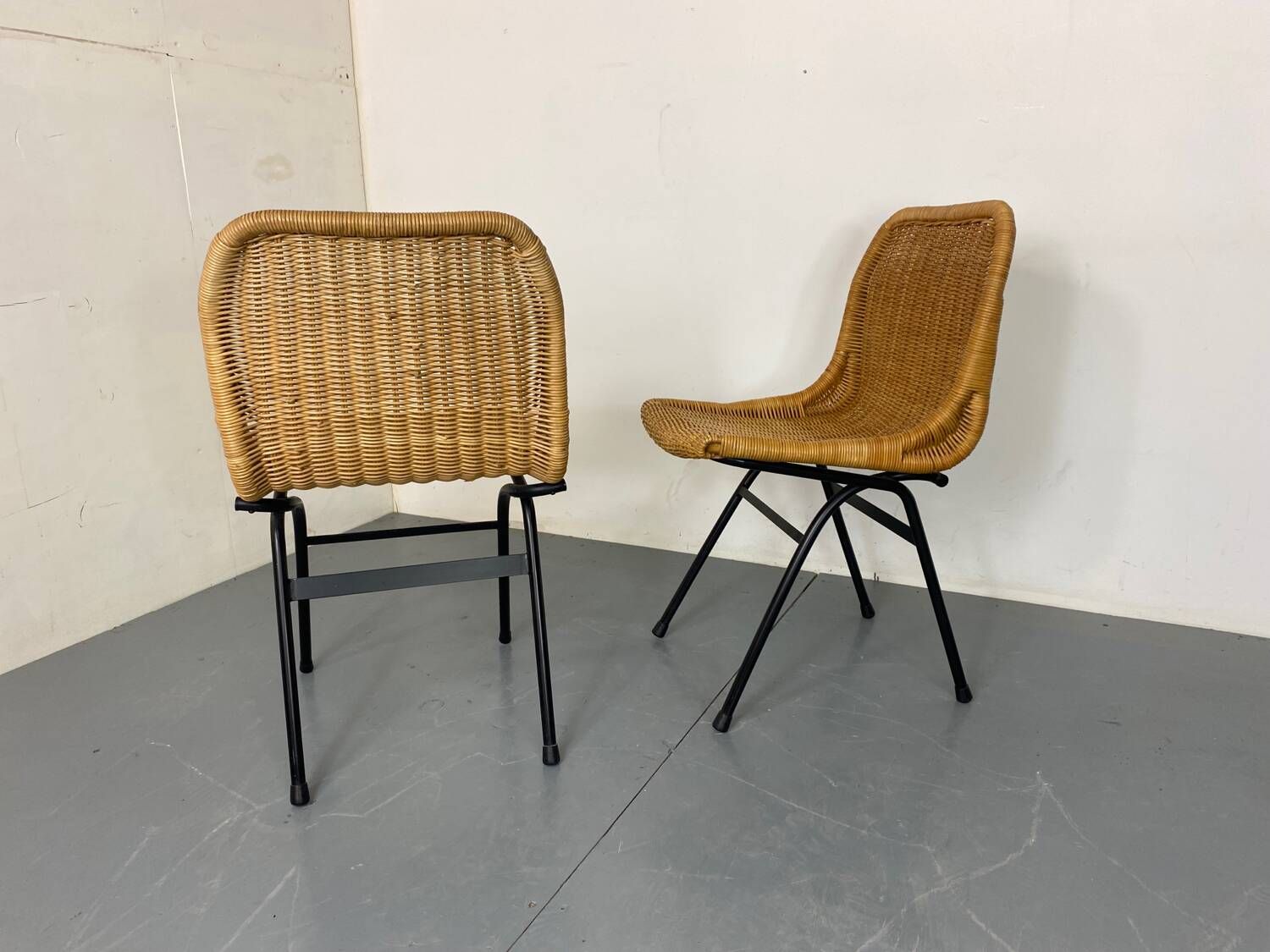 Set of 2 mid-century modernist wicker and black steel dining chairs, 1950s