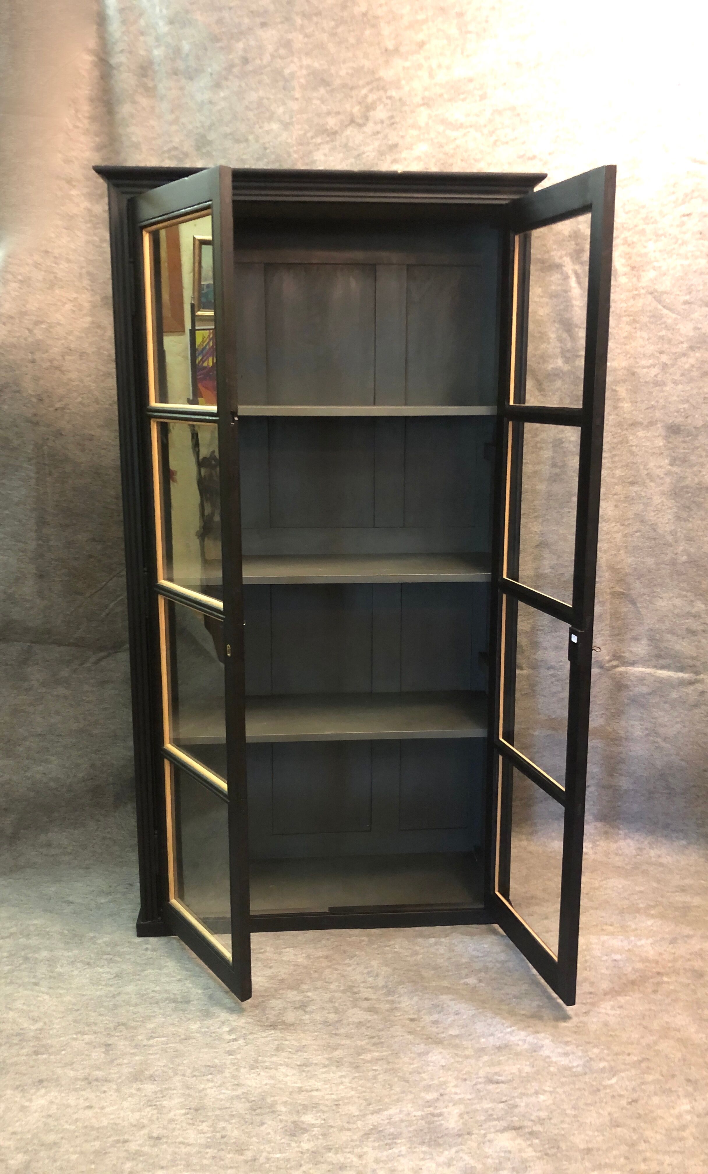 Vitrine noire. Travail d’ébéniste, XXe siècle