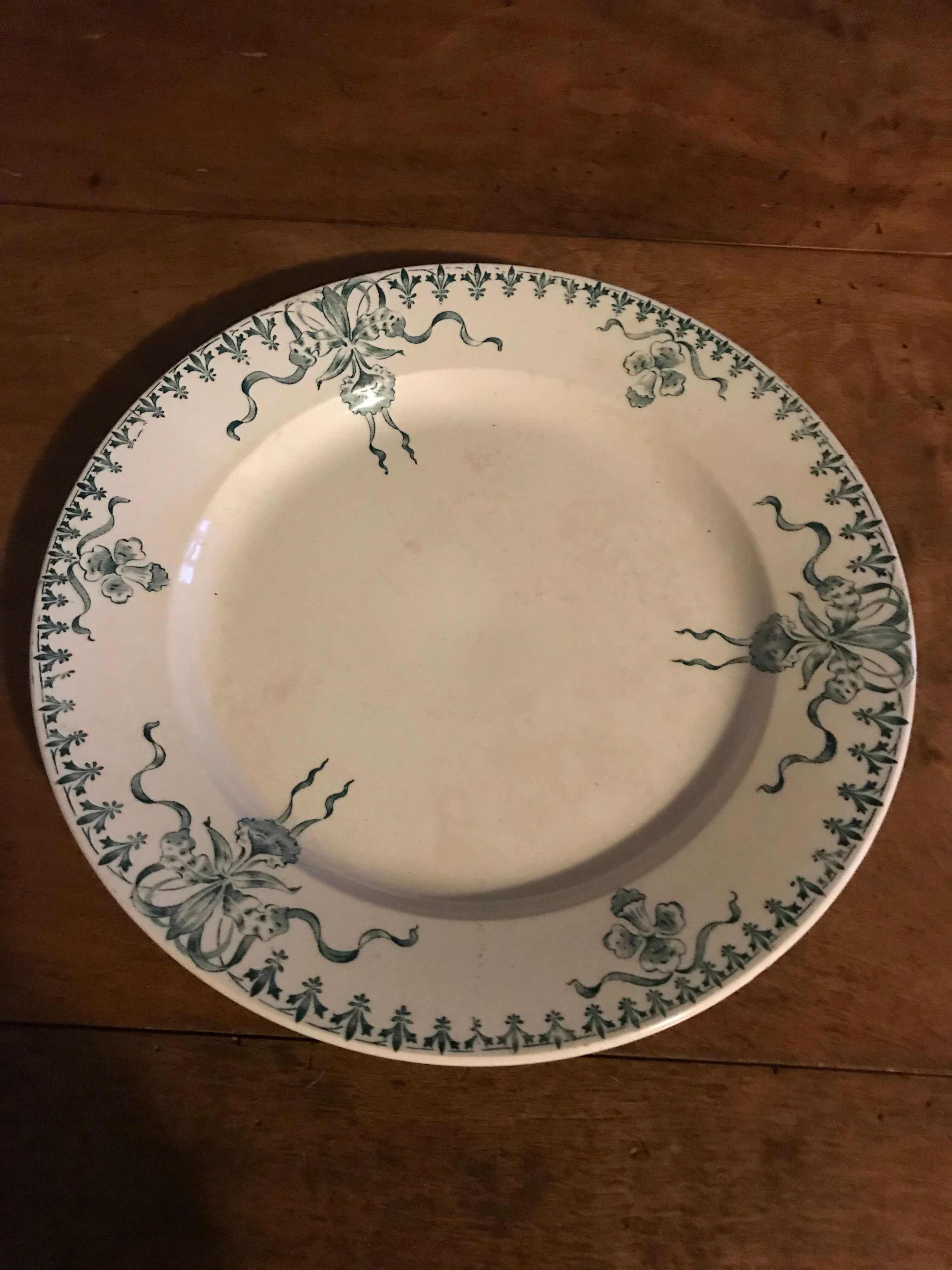 Round porcelain dish from Gien Terre de fer model "Venice"