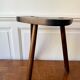Tabouret tripode haut en bois massif