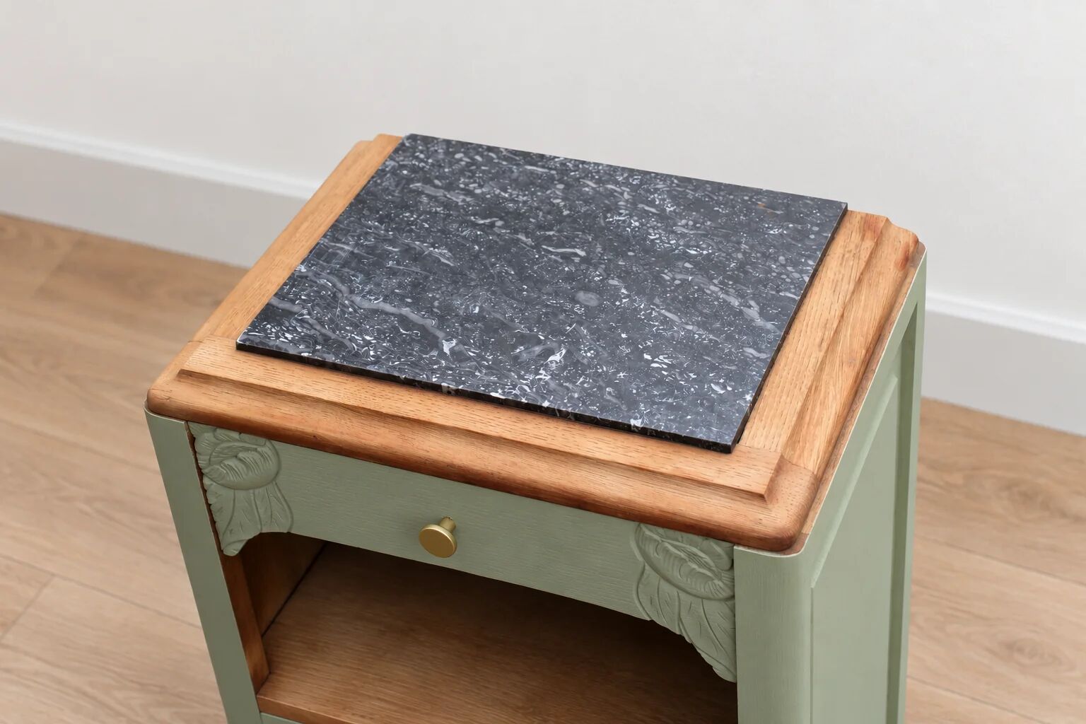 Renovated antique Art Deco bedside table – Lézard Green Pure & Paint, natural wood and marble top.