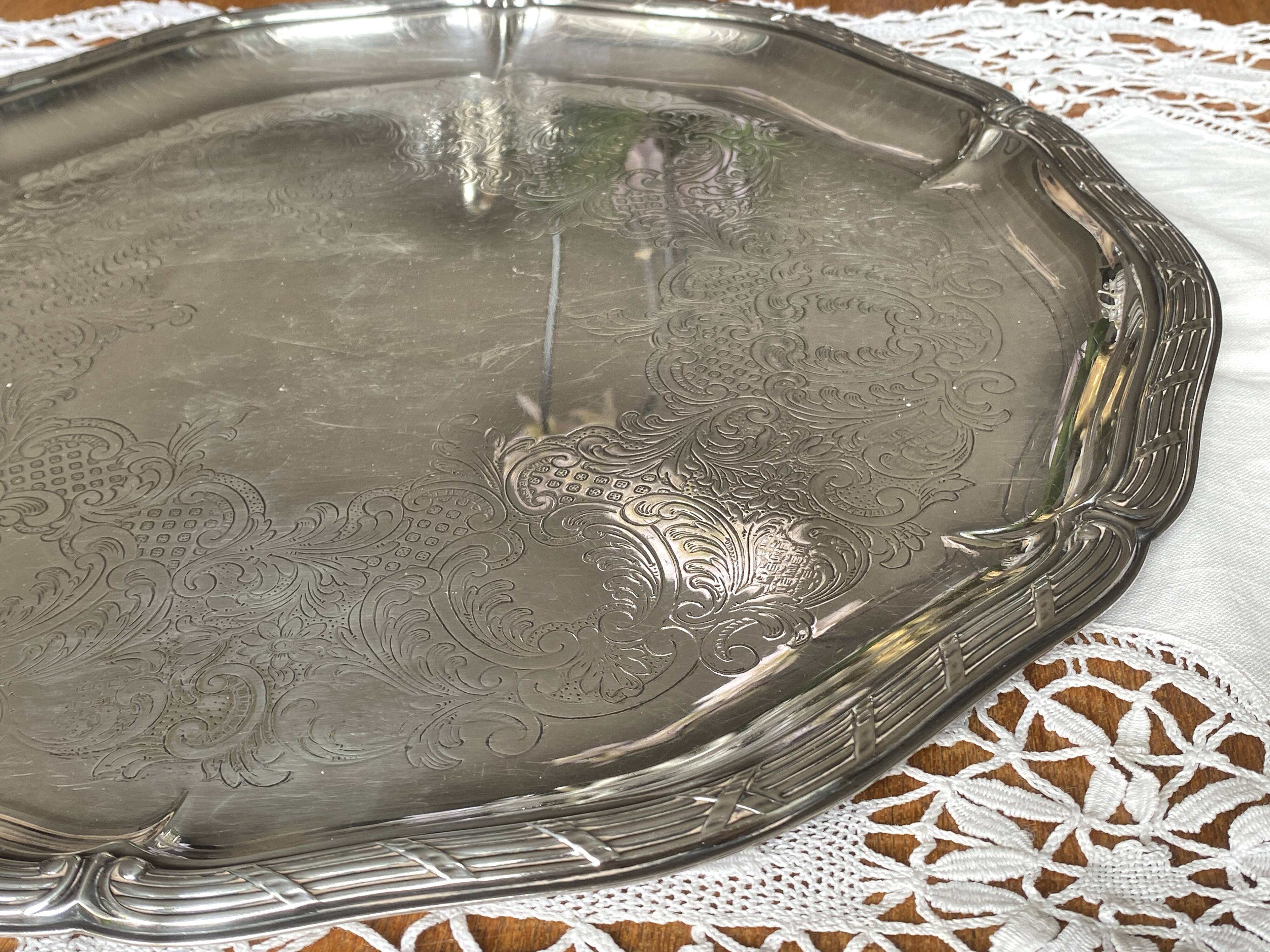 Chiseled serving tray with crossed ribbons in English silver-plated metal