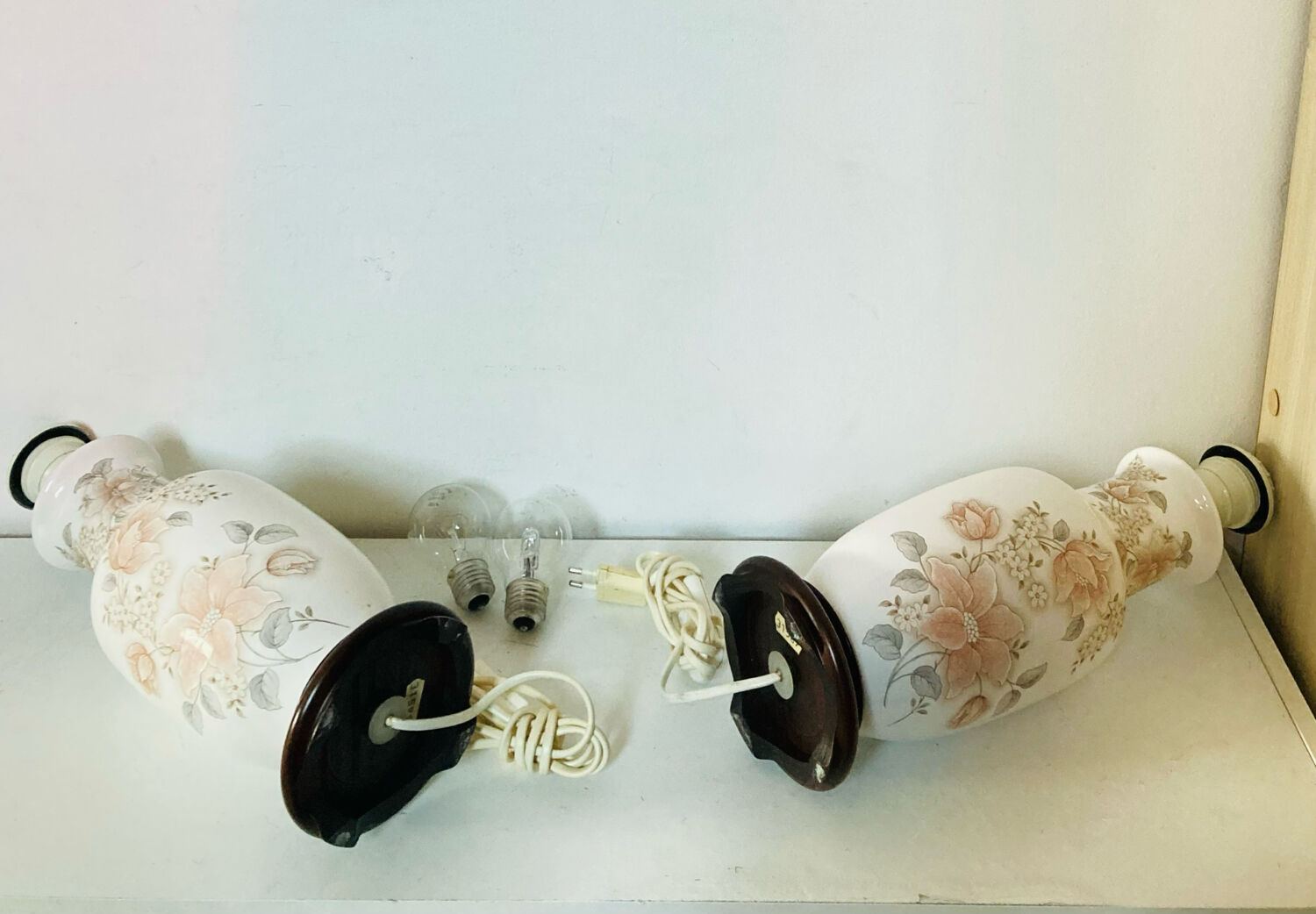 Asian lamps in earthenware from the 1970s/80s with handmade floral decoration.