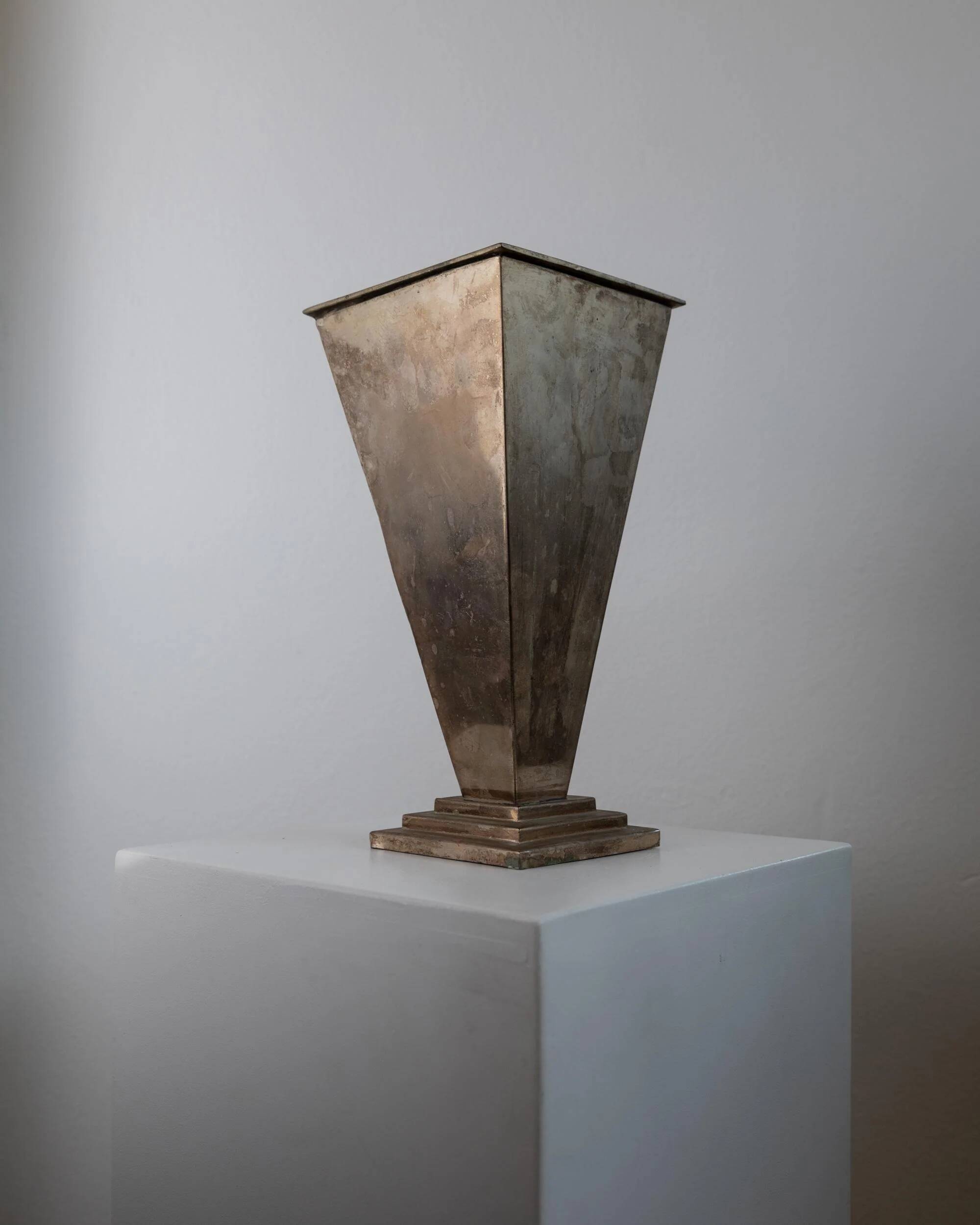 Vase pyramidal vintage en métal argenté des années 1980