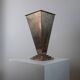 Vase pyramidal vintage en métal argenté des années 1980
