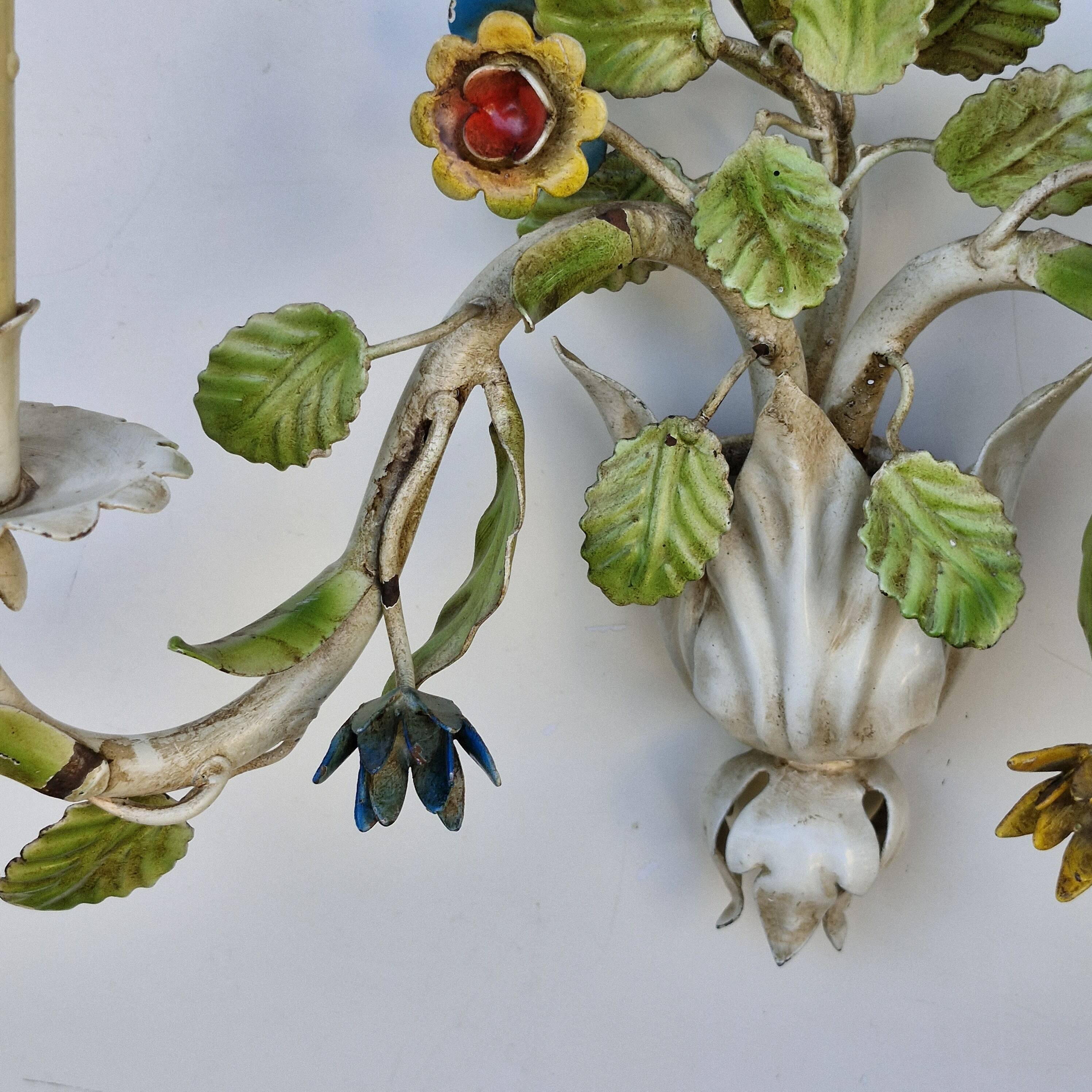 Wall lamp in colored flower sheet metal