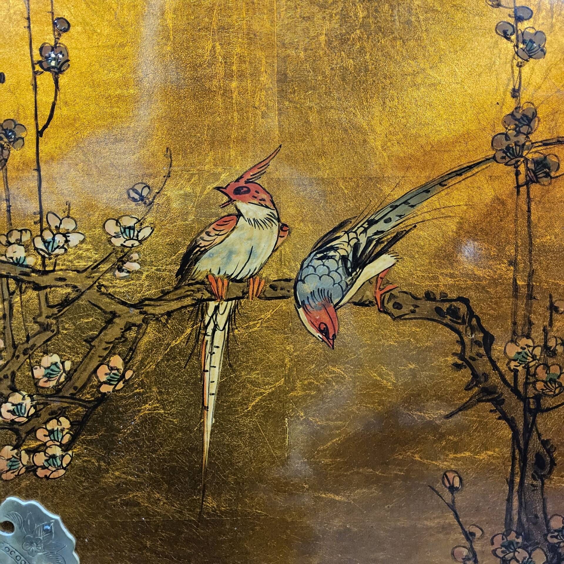 Cabinet chinois vintage avec feuille d'or, fleurs et oiseaux / bohème
