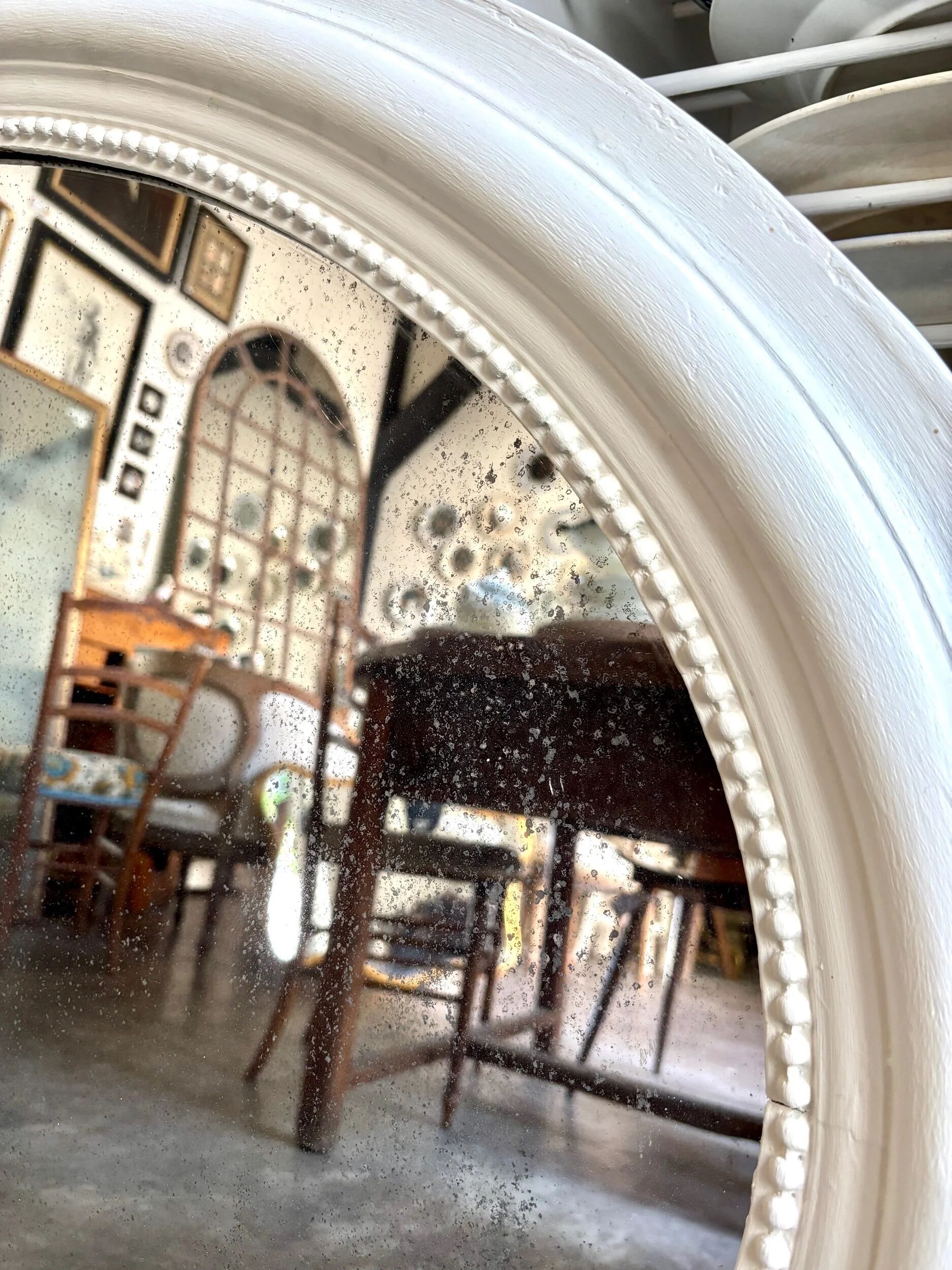 Oval mirror in pearl-coloured stucco 85 x 114 cm