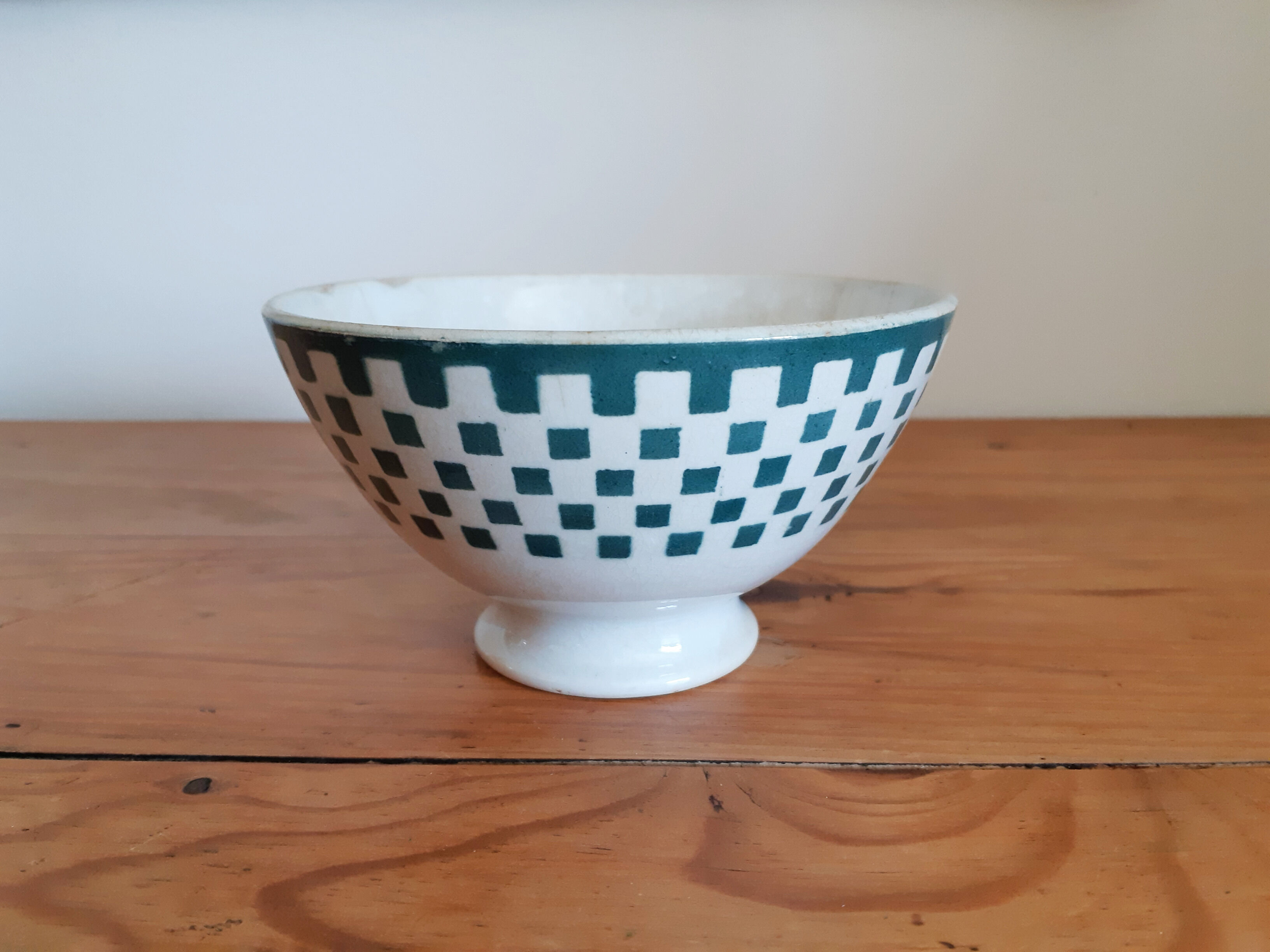 Bowl on piedouche earthenware Terre de fer, green checkerboard