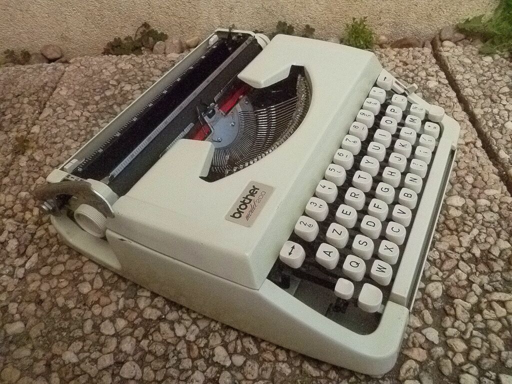 Typewriter Brother model 200