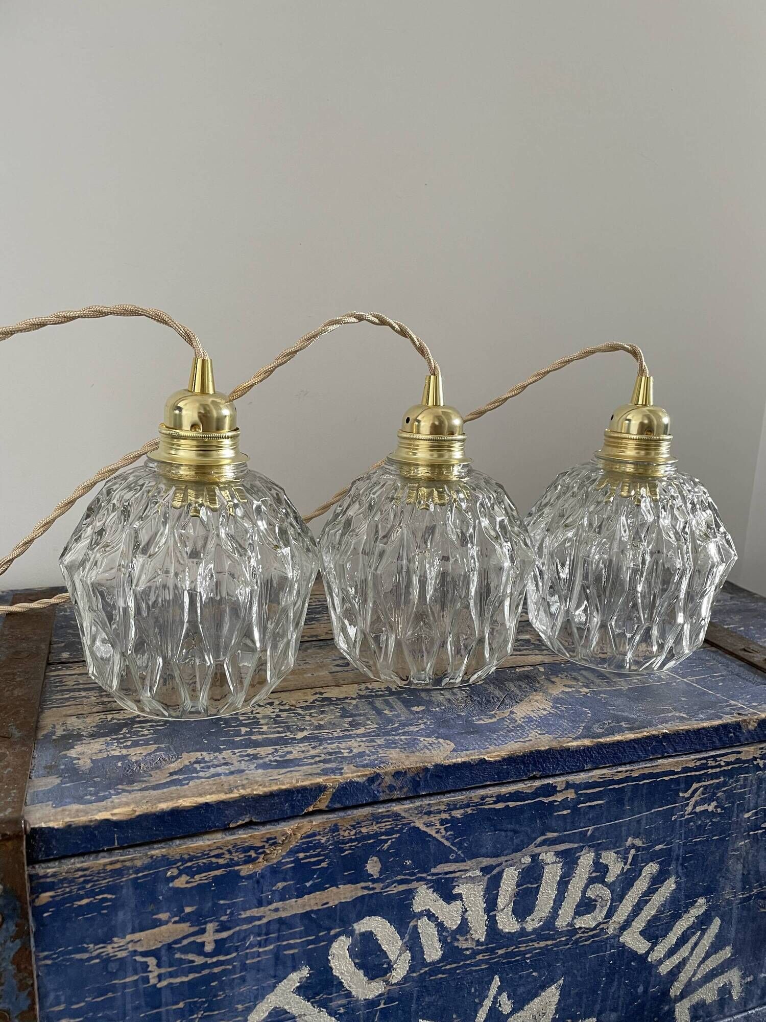 Trio of suspension in electrified chiseled glass to nine
