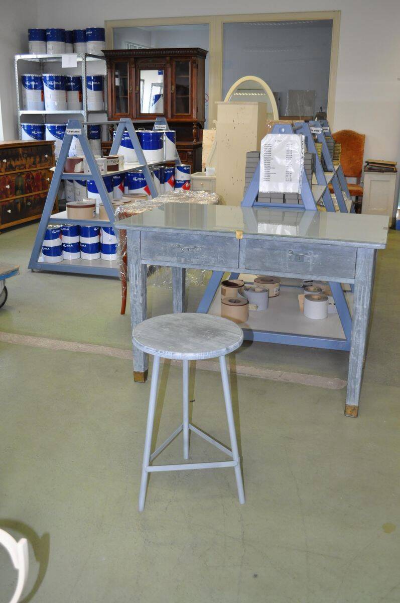 Round industrial stool in grey metal - mid-century style from the 1960s