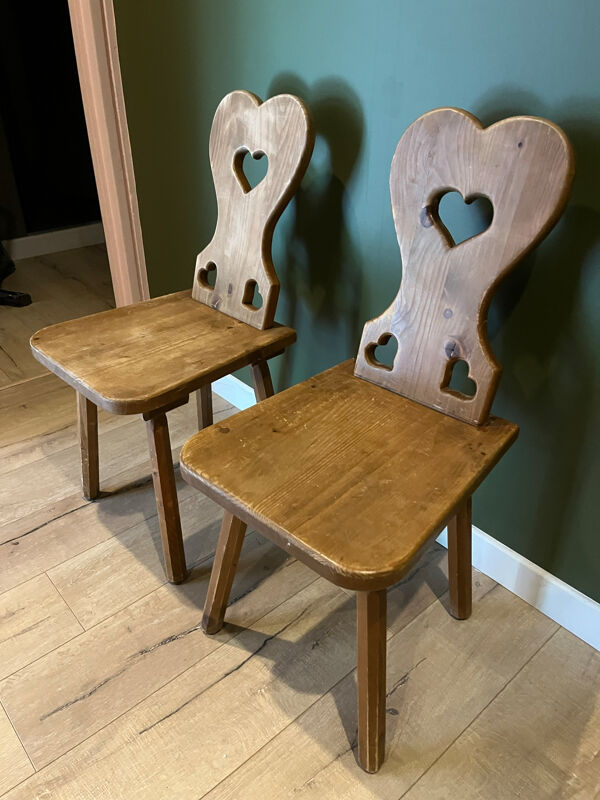 Paire de chaises en bois vintage style chalet alpin.