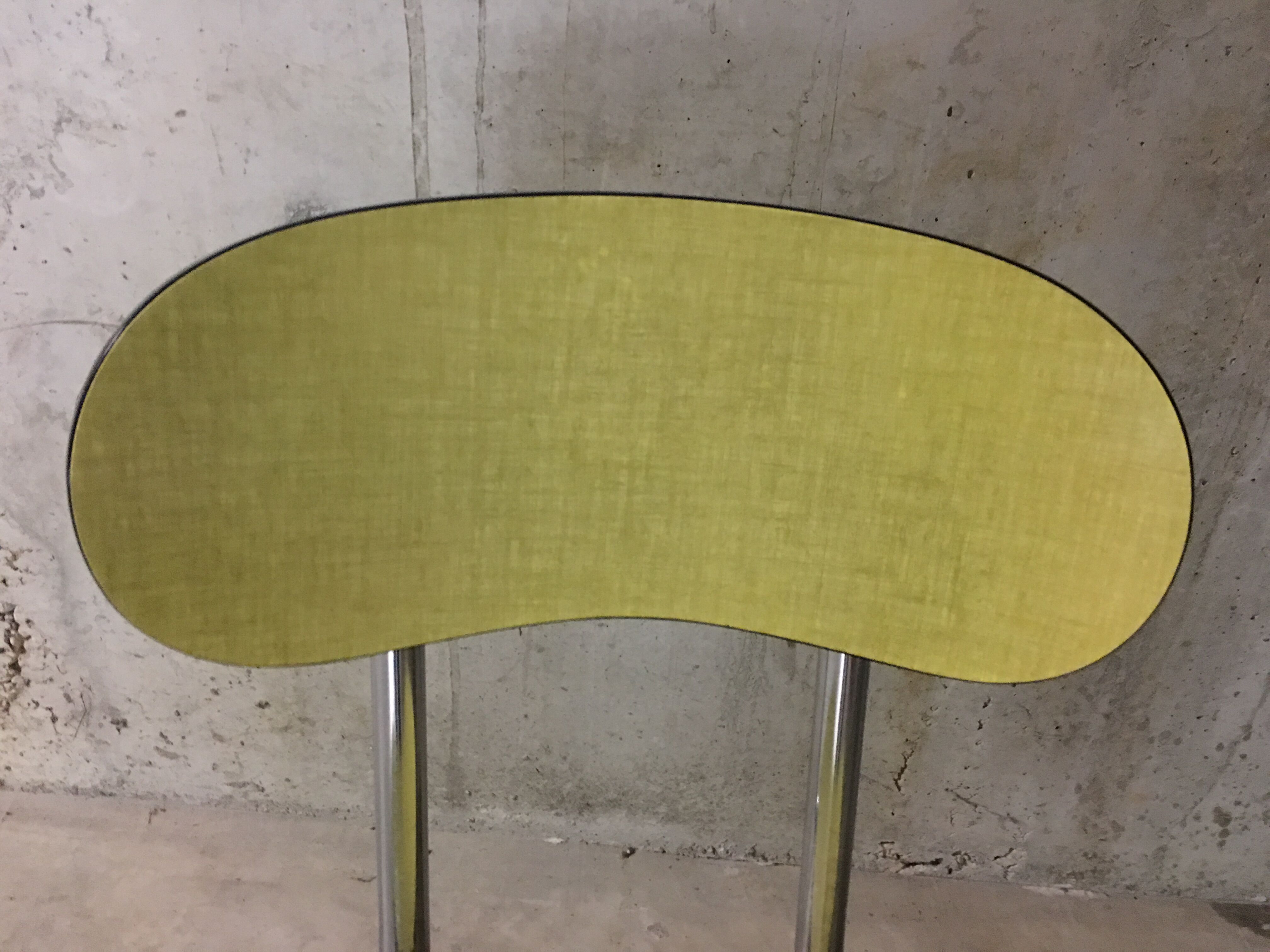 Chaise en formica jaune des années 50