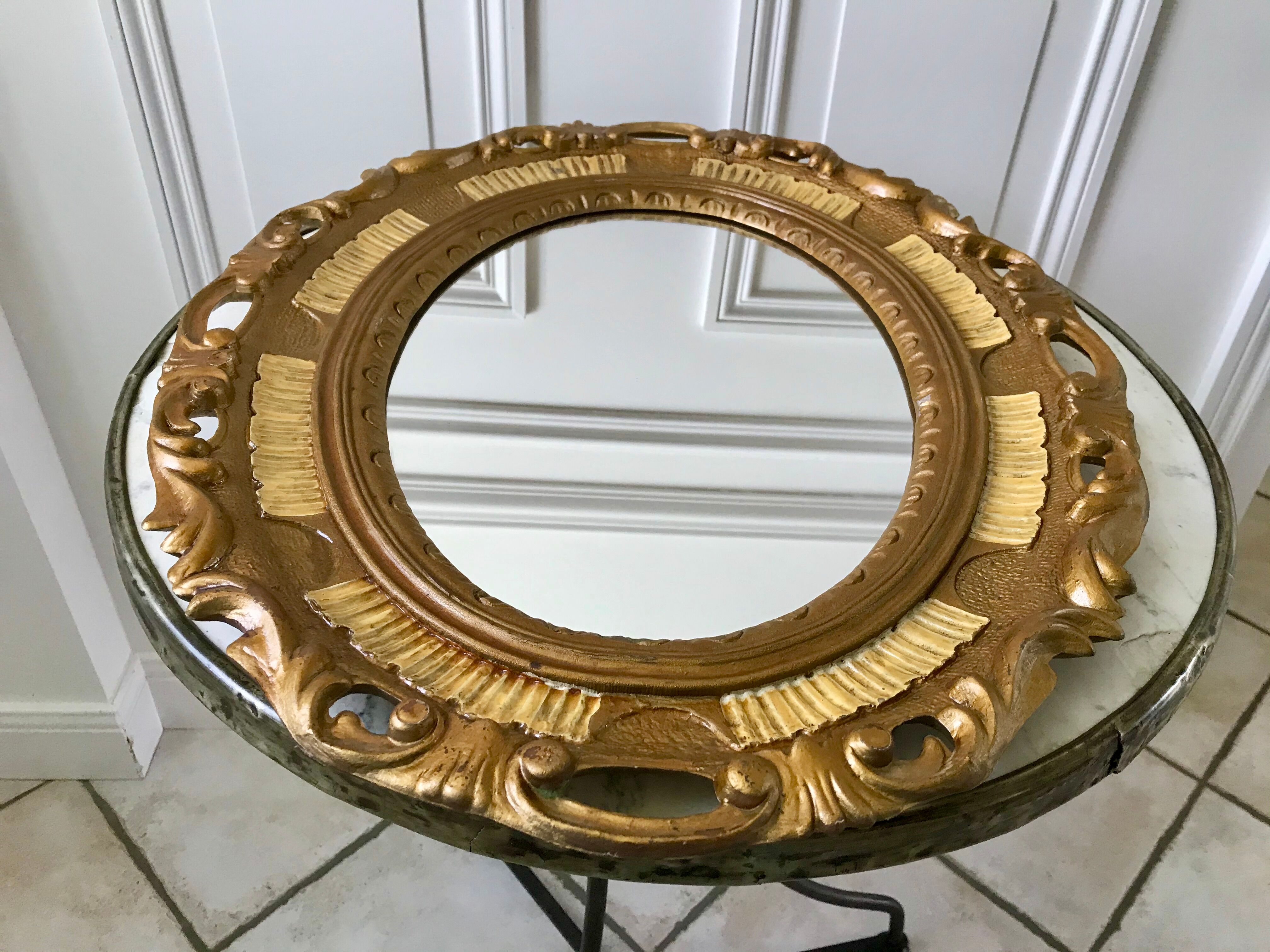 Miroir ovale médaillon en stuc doré années 70