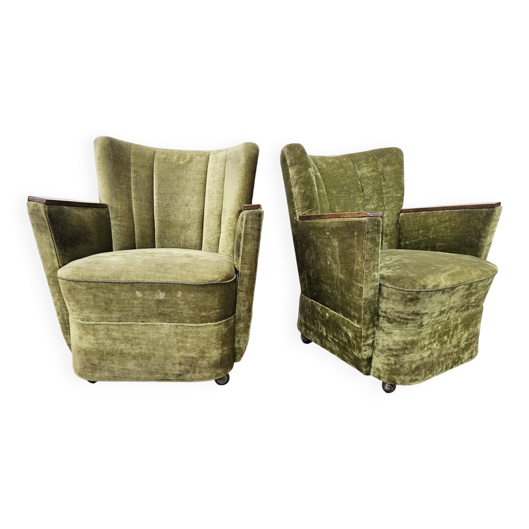 Deux fauteuils cocktail en tissu vert des années 1950 à roulettes