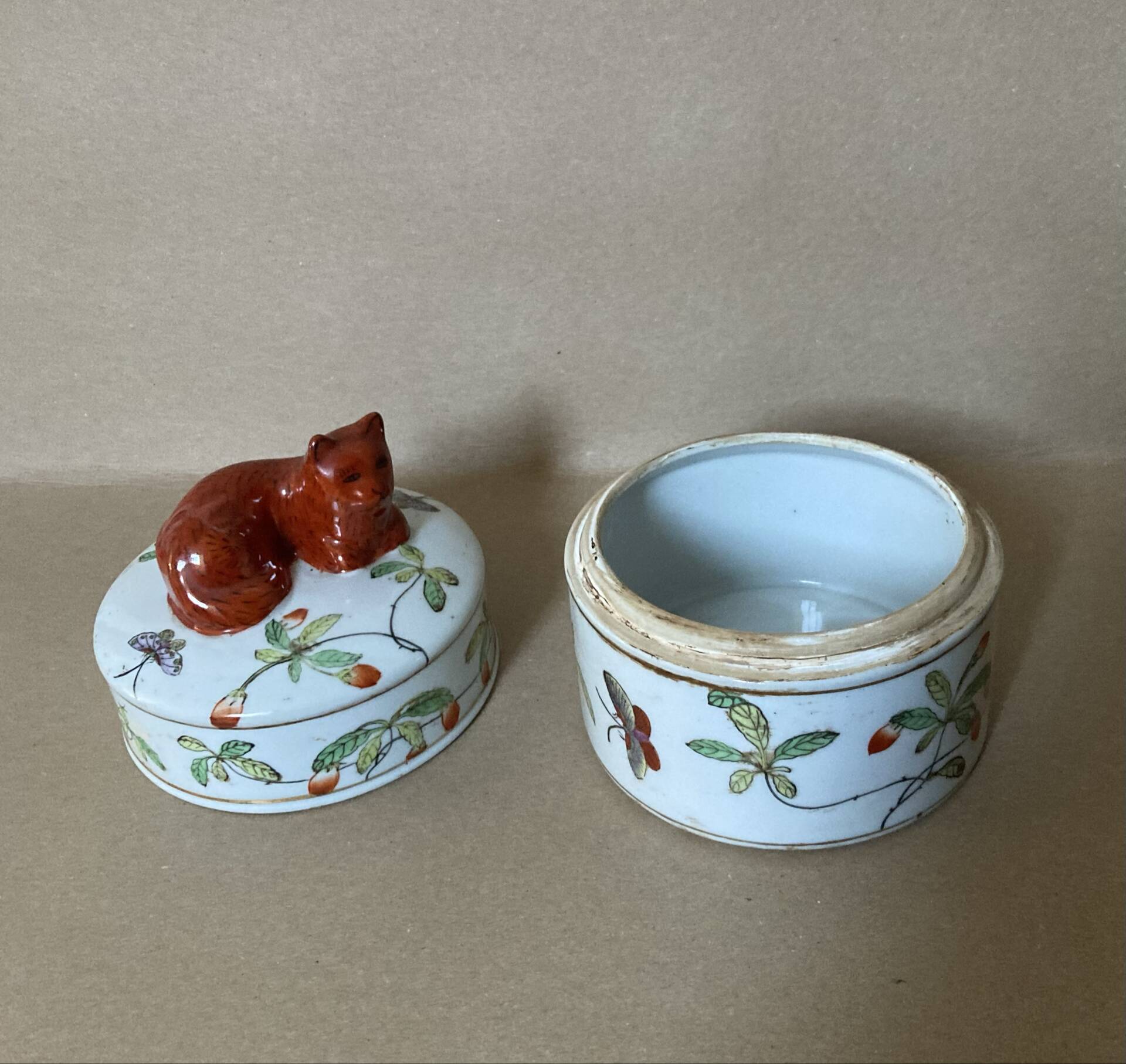 Pot couvert en faïence IMARI décor fait main, fleurs papillons et chat