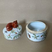 Covered pot in IMARI earthenware, hand-painted decoration, flowers, butterflies, and cat.