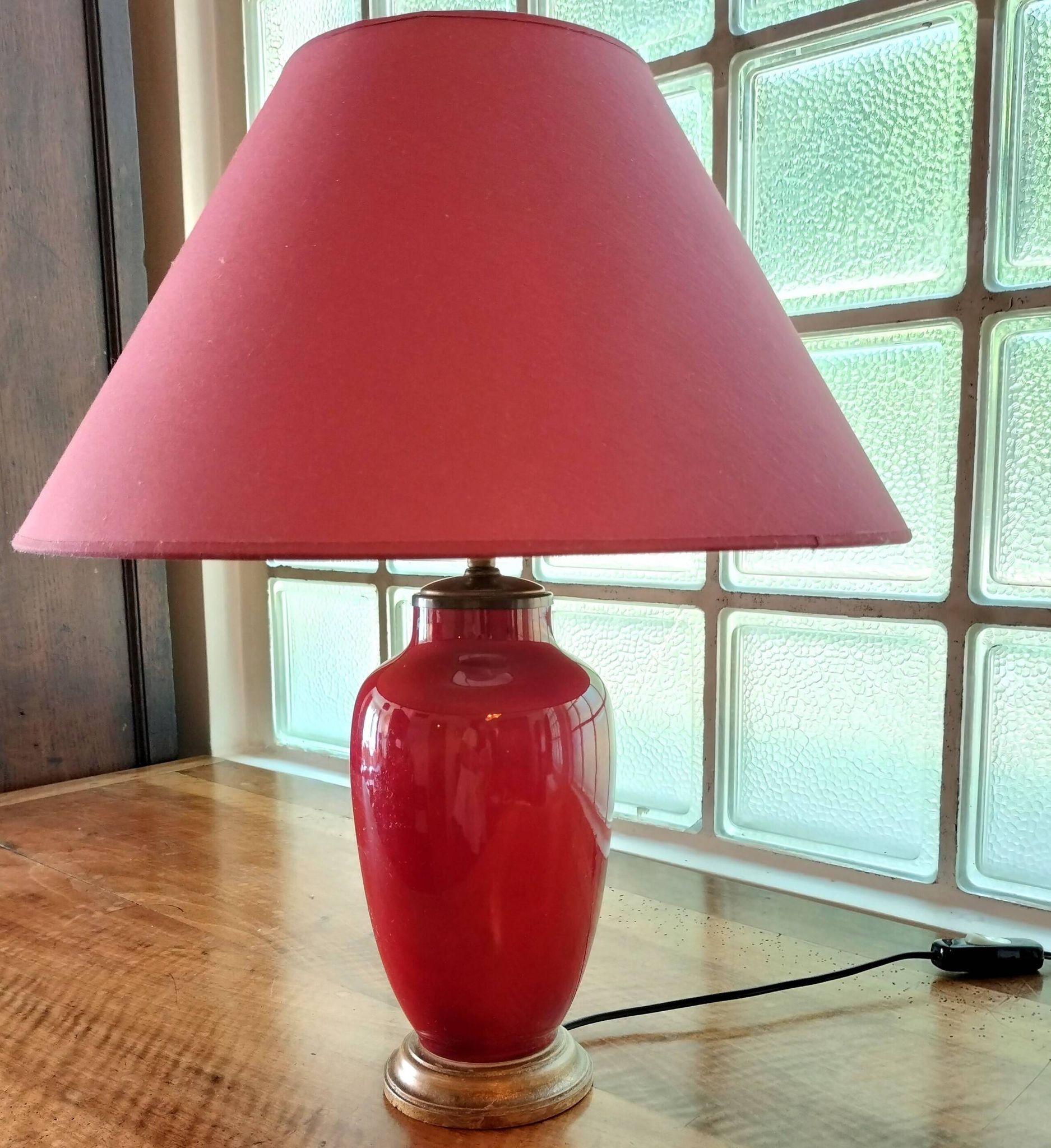 Vintage ceramic table lamp with a lacquered finish, golden potiche base and brass.