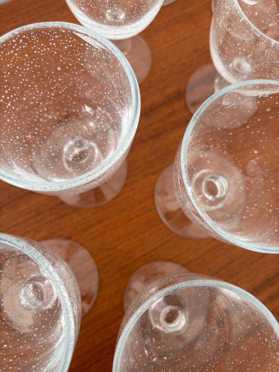 Set of 8 transparent bubble glass glasses for water or wine.