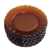 Fifteen amber Duralex model Marguerite plates