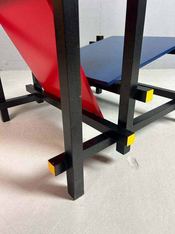 Chaise rouge et bleue de Gerrit Rietveld par Cassina