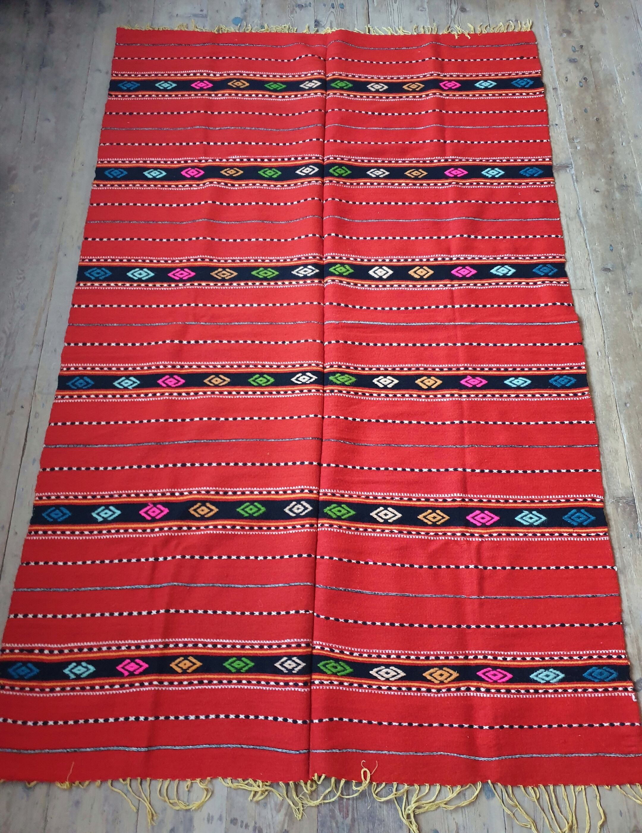 Tapis de laine rustique rouge traditionnel au design stylisé et rayures, authentique tissé à la main en Roumanie 225x145 cm