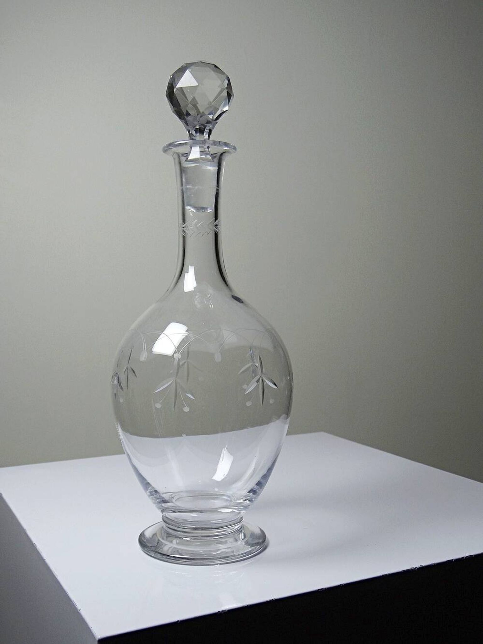 Antique crystal decanter from Nancy, engraved, circa 1920-1930.