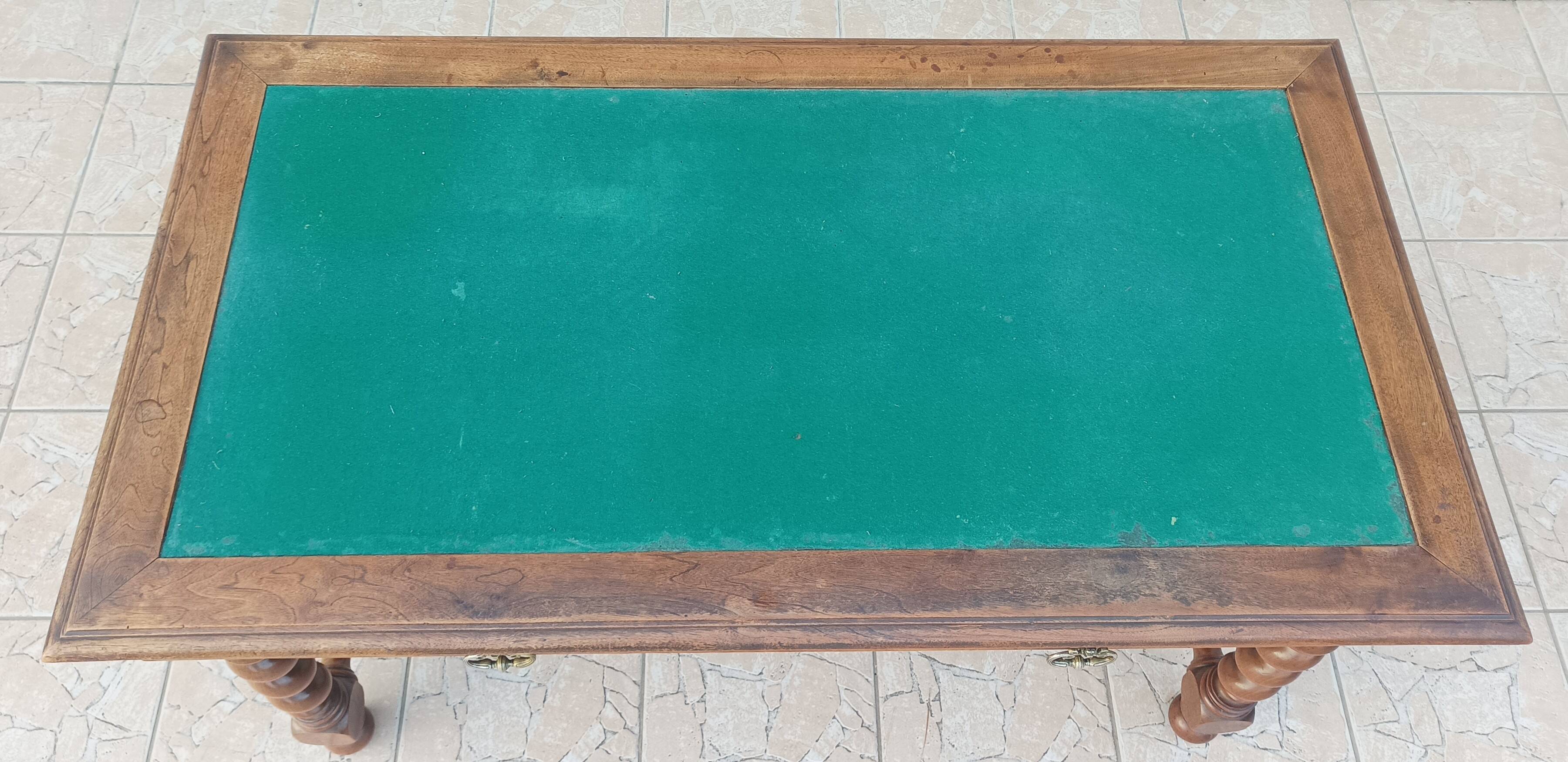 Bureau Louis XIII en noyer