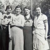Lot de deux photographies, années 1930, portraits de famille,persanges