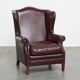 Fauteuil à oreilles en cuir de vachette rouge bordeaux de style anglais